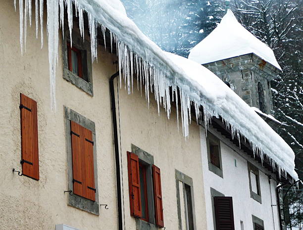 Case innevate di Abetone sotto una nevicata invernale