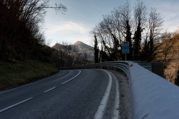 Strada di montagna che sale verso Abetone tra i boschi